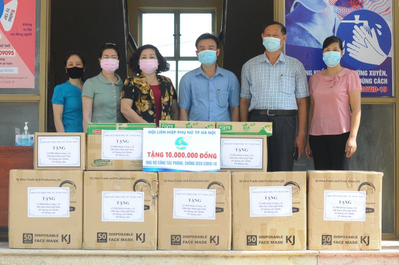 Đồng chí Lê Thị Thiên Hương (thứ 3 từ trái qua) cùng đại diện lãnh đạo Ủy ban MTTQ huyện Thường Tín, Hội LHPN huyện Thường Tín trao tặng quà đến cán bộ, nhân dân xã Hiền Giang