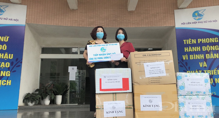 B&agrave; L&ecirc; Thị Thi&ecirc;n Hương - Ph&oacute; Chủ tịch Hội LHPN H&agrave; Nội tiếp nhận ủng hộ của Hội LHPN quận Ho&agrave;ng Mai  về ph&ograve;ng chống dịch Co vid -19