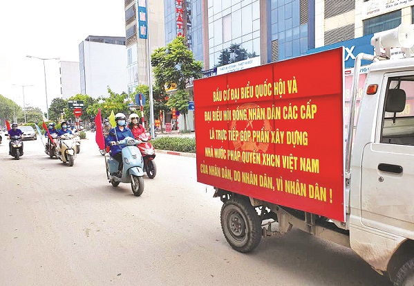 Hội LHPN phường Vạn Ph&uacute;c, H&agrave; đ&ocirc;ng tham gia tuy&ecirc;n truyền bầu cử. (Ảnh: HPN)