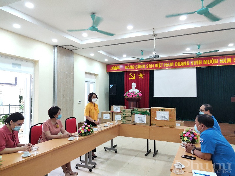 Đồng chí Phạm Thị Thanh Hương - Phó Chủ tịch Hội LHPN Hà Nội chia sẻ với những vất vả hy sinh của đội ngũ cán bộ, y bác sỹ Trung tâm cấp cứu 115 Hà Nội