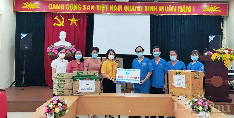 Đoàn công tác Hội LHPN Hà Nội tặng quà cho tập thể  lãnh đạo Trung tâm 115 Hà Nội