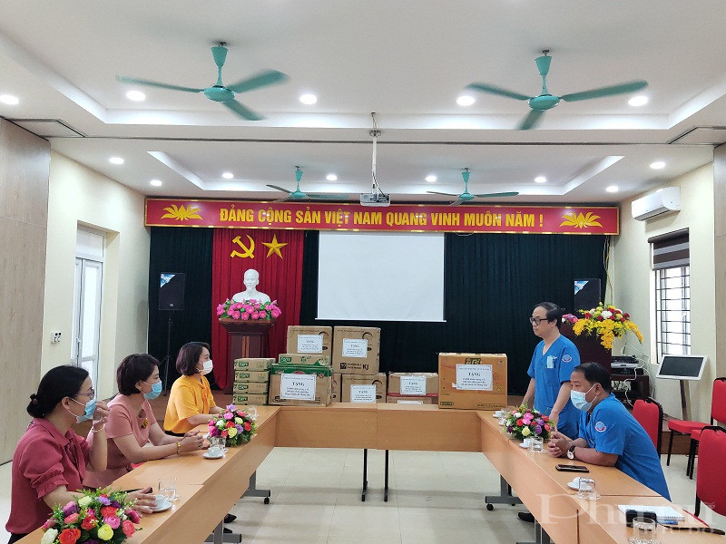 Bác sỹ Nguyễn Thành - Giám đốc Trung tâm cấp cứu 115 Hà Nội cảm ơn tình cảm của các cấp Hội PN đã dành cho đội ngũ y bác sỹ trong thời gian qua.