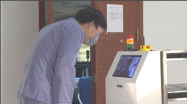 Bệnh nhân có thể tương tác với bác sĩ, người nhà (ở ngoài khu cách ly) thông qua hệ thống đường truyền được gắn trên robot. Ảnh: VGP/Hoàng Giang