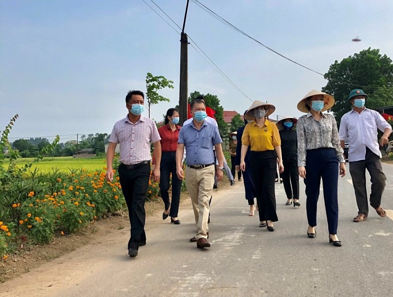 Các đại biểu đi thăm quan mô hình của Hội PN Các đại biểu đi thăm quan mô hình của Hội PN