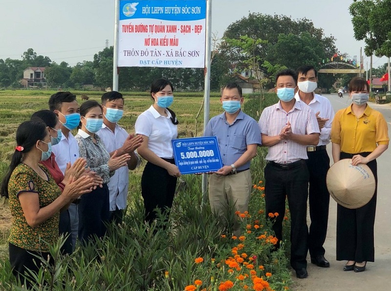 Đại diện Huyện ủy Sóc Sơn tặng thưởng cho Hội Phụ nữ xã Bắc Sơn Đại diện Huyện ủy Sóc Sơn tặng thưởng cho Hội Phụ nữ xã Bắc Sơn