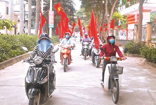 Hội LHPN x&atilde; Cổ Loa, huyện Đ&ocirc;ng Anh tuy&ecirc;n truyền lưu động về bầu cử v&agrave; lồng gh&eacute;p tuy&ecirc;n truyền ph&ograve;ng chống dịch