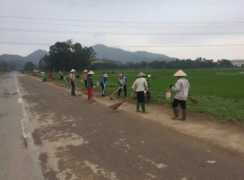 Chị em tham gia tổng vệ sinh đường làng, ngõ xóm Chị em tham gia tổng vệ sinh đường làng, ngõ xóm