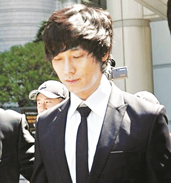 Joo Ji Hoon xuất hiện tại t&ograve;a &aacute;n khi bị bắt v&igrave; tội sử dụng ma t&uacute;y năm 2009. 	Ảnh: Mydaily.