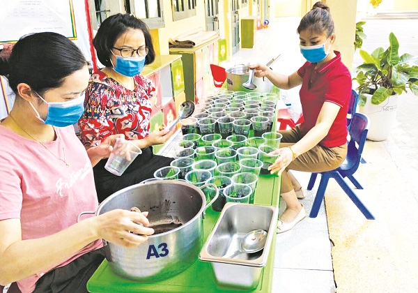 Chị Trương Thị Nga &ndash; Hiệu trưởng trường mầm non Việt H&ugrave;ng (ngồi giữa) c&ugrave;ng c&aacute;c c&ocirc; gi&aacute;o l&agrave;m đồ uống