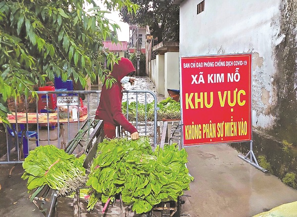 Người d&acirc;n mang rau xanh tặng c&aacute;c hộ gia đ&igrave;nh bị c&aacute;ch ly ở th&ocirc;n Bắc, x&atilde; Kim Nỗ, huyện Đ&ocirc;ng Anh