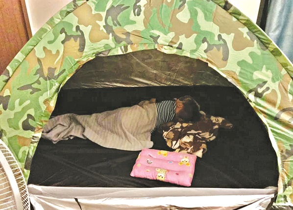 B&eacute; June th&iacute;ch th&uacute; với tr&ograve; chơi &ldquo;đi du lịch tưởng tượng&rdquo; trong nh&agrave;