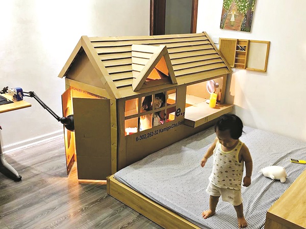 Căn nh&agrave; bằng b&igrave;a carton m&agrave; một &ocirc;ng bố đ&atilde; d&agrave;nh thời gian l&agrave;m cho con