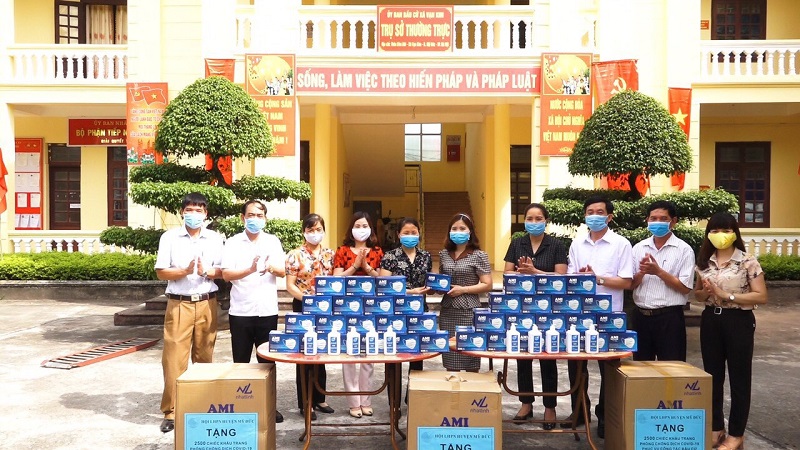Hội LHPN huyện tặng khẩu trang y tế và nước sát khuẩn cho
