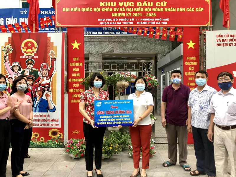 Chủ tịch Hội LHPN quận Hai Bà Trưng Tạ Thị Thanh Huyền (cầm biển, bên trái) chúc mừng công trình...