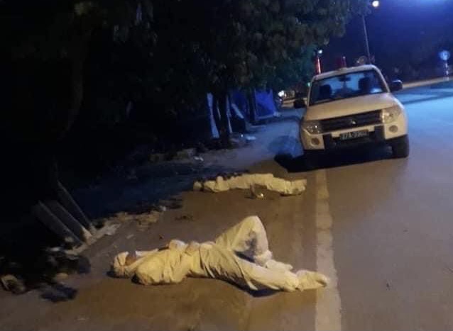 Hai c&aacute;n bộ y tế trong bức ảnh g&acirc;y x&uacute;c động tr&ecirc;n mạng x&atilde; hội l&agrave; anh L&ograve; Văn Linh - c&aacute;n bộ y tế tại Trung t&acirc;m Y tế huyện Nậm Pồ (tỉnh Điện Bi&ecirc;n) v&agrave; anh Th&acirc;n (l&aacute;i xe huyện Mường Ch&agrave;, Điện Bi&ecirc;n).