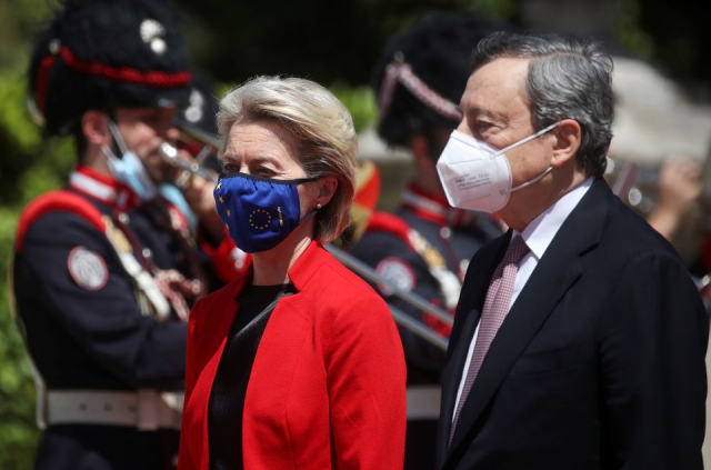 Chủ tịch Ủy ban châu Âu Ursula von der Leyen và Thủ tướng Ý Mario Draghi đến dự hội nghị thượng đỉnh G20 ảo về cuộc khủng hoảng sức khỏe toàn cầu, tại Villa Pamphilj, Ý.