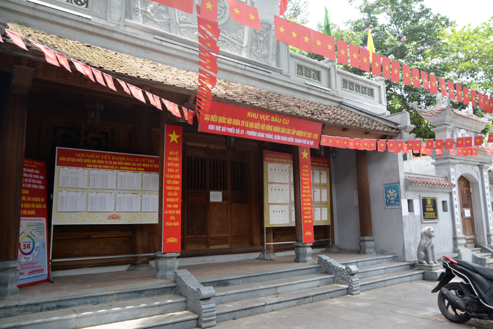 Hà Nội rực rỡ cờ hoa sẵn sàng cho ngày bầu cử - ảnh 9