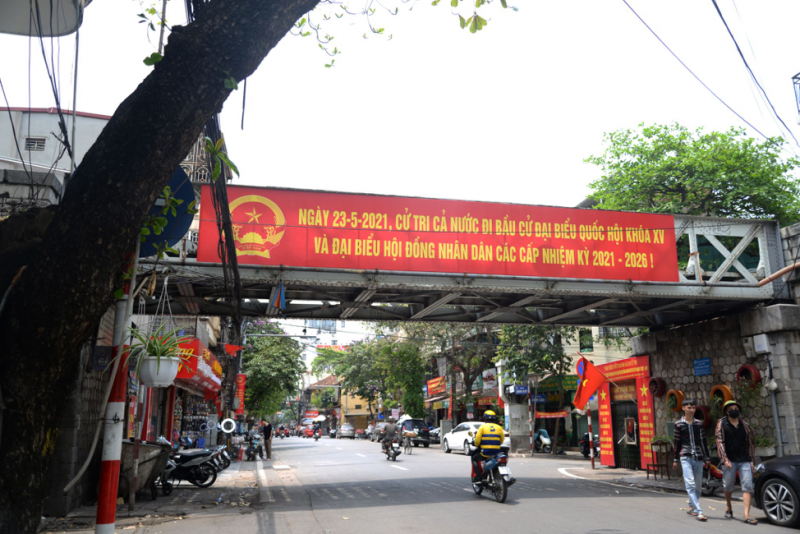 Khắp nơi được trang ho&agrave;ng rực rỡ tạo cảm gi&aacute;c phấn khởi cho người d&acirc;n