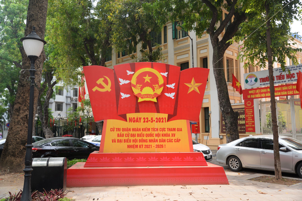 Hà Nội rực rỡ cờ hoa sẵn sàng cho ngày bầu cử - ảnh 4