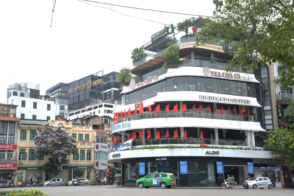 C&aacute;c tuyến phố của H&agrave; Nội đều ngập tr&agrave;n cờ hoa, băng r&ocirc;n, khẩu hiệu, pano để hưởng ứng ng&agrave;y hội to&agrave;n d&acirc;n. H&igrave;nh ảnh n&agrave;y g&acirc;y ấn tượng kh&oacute; qu&ecirc;n đối với tất cả mọi người