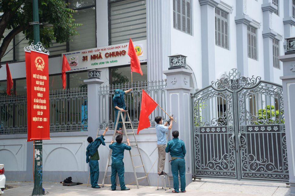 Hà Nội rực rỡ cờ hoa sẵn sàng cho ngày bầu cử - ảnh 6