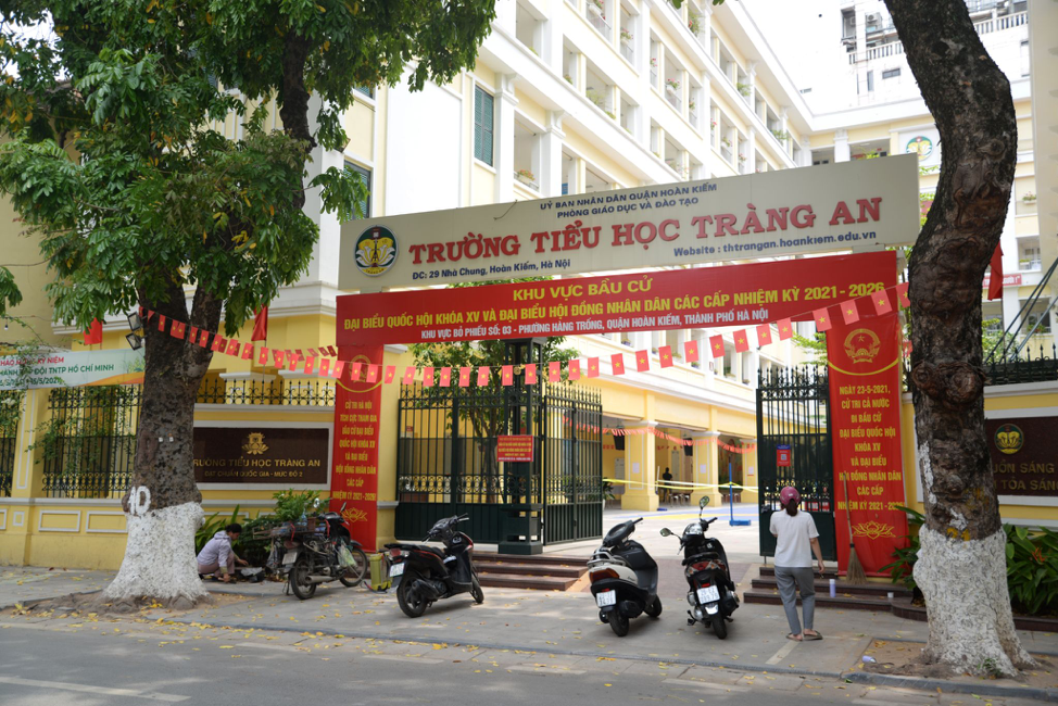 Hà Nội rực rỡ cờ hoa sẵn sàng cho ngày bầu cử - ảnh 8