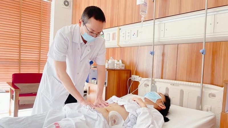 B&aacute;c sĩ kiểm tra t&igrave;nh trạng sức khoẻ cho bệnh nh&acirc;n.