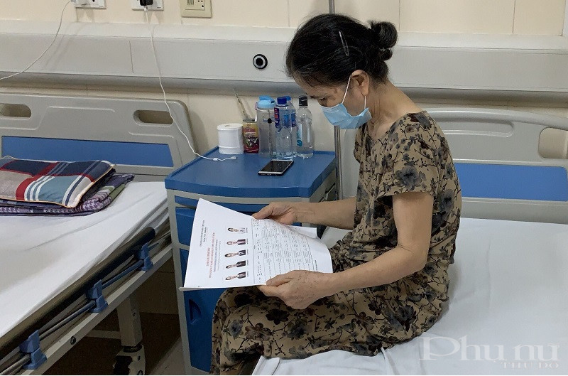 Người bệnh tìm hiểu thông tin các ứng cử viên. Người bệnh tìm hiểu thông tin các ứng cử viên.