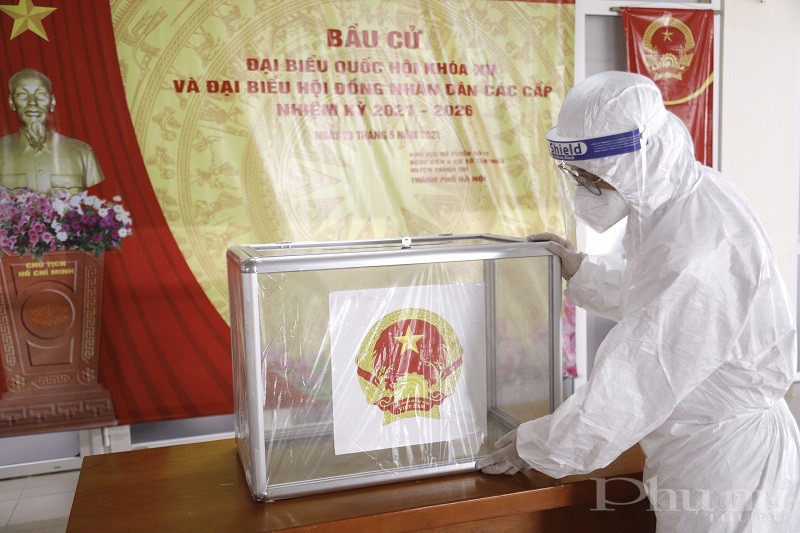 Hòm phiếu tại khu vực bầu cử được vệ sinh và bọc cẩn thận, đảm bảo an toàn trong điều kiện phòng dịch. Hòm phiếu tại khu vực bầu cử được vệ sinh và bọc cẩn thận, đảm bảo an toàn trong điều kiện phòng dịch.
