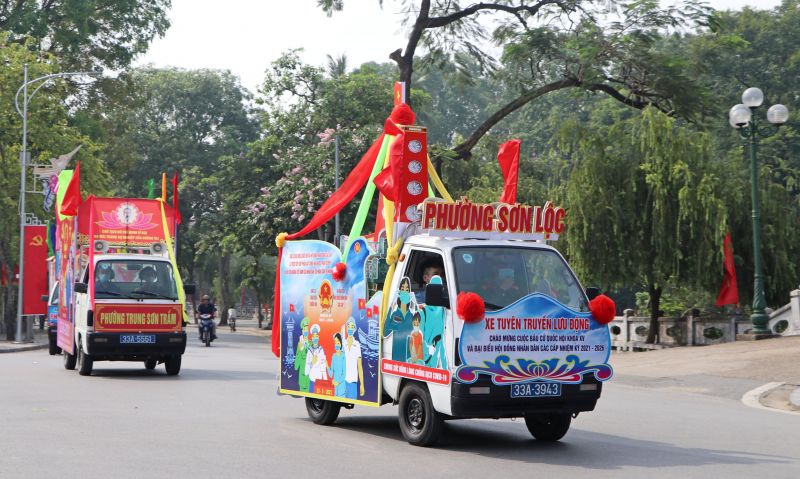 15 xe tuyên truyền lưu động ở 15 phường  của thị xã Sơn Tây