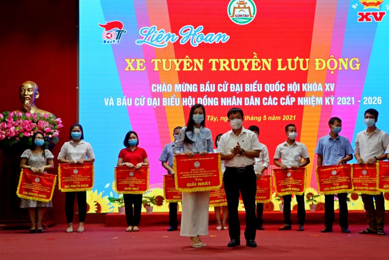 Các đội thi được trao giải