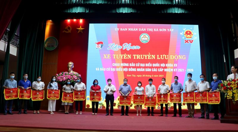 Các đội thi được nhận cờ khen