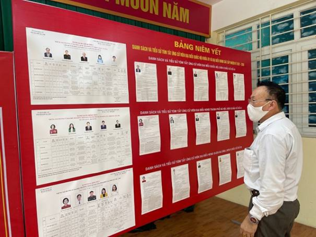 Tại mỗi khu vực bầu cử đều có bảng niêm yết danh sách và tiểu sử ứng cử viên đại biểu Quốc hội và Hội đồng nhân dân các cấp rất rõ ràng, cụ thể để người dân có thể theo dõi, nghiên cứu và lựa chọn. Ảnh-Khu vực bầu cử quận Ba Đình