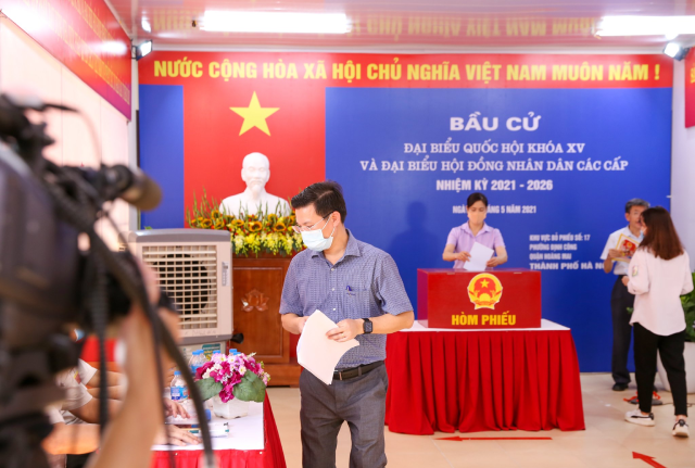 Điểm cầu Khu vực bỏ phiếu số 17, phường Định Công, tầng 1 chung cư NO14 Định Công, Hoàng Mai.