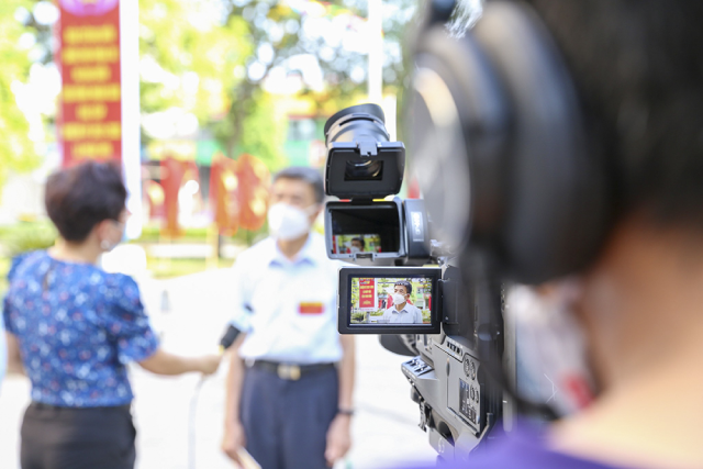 Các bước chuẩn bị cho một buổi truyền hình trực tiếp sinh động, mang hơi thở cuộc sống.