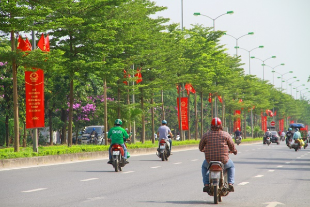 Khắp nơi trên phố phường Thủ đô đều được trang hoàng cờ, hoa rực rỡ chào đón “Ngày hội toàn dân”. Ảnh-Hình ảnh tại quận Bắc Từ Liêm: Gia Huy