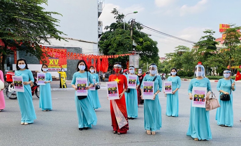 Chị em hội vi&ecirc;n phụ nữ Liễu Giai mặc &aacute;o d&agrave;i đồng loạt xuống phố  tuy&ecirc;n truyền bầu cử