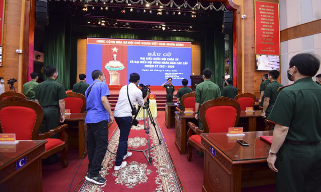 Các cán bộ, chiến sĩ tại Bộ Tư lệnh Thủ đô đã chuẩn bị chu đáo cho công tác cầu cử ngày mai diễn ra tuyệt đối an toàn và thành công.