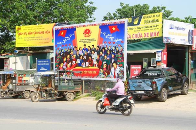Các pa nô, biểu ngữ tuyên truyền về ngày bầu cử trên đường phố của quận Bắc Từ Liêm. Ảnh: Gia Huy