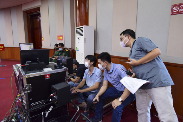 Ê kip thực hiện chương trình tại điểm cầu Bộ Tư lệnh Thủ đô.