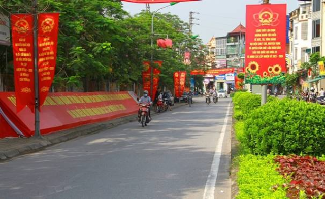 Khắp các ngõ phố của huyện Hoài Đức đều được trang trí cờ, biểu ngữ chào mừng “Ngày hội toàn dân”