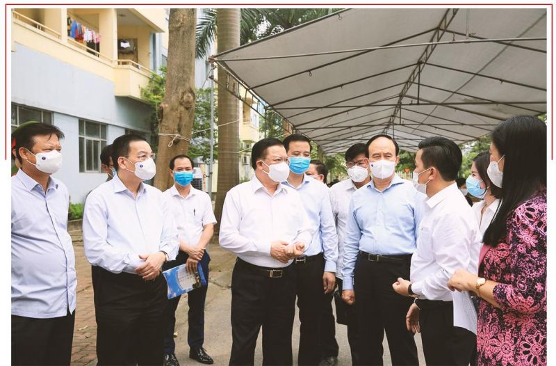 B&iacute; thư Th&agrave;nh ủy Đinh Tiến Dũng c&ugrave;ng c&aacute;c đồng ch&iacute; l&atilde;nh đạo Ủy ban bầu cử Th&agrave;nh phố H&agrave; Nội kiểm tra c&ocirc;ng t&aacute;c chuẩn bị đại hội.