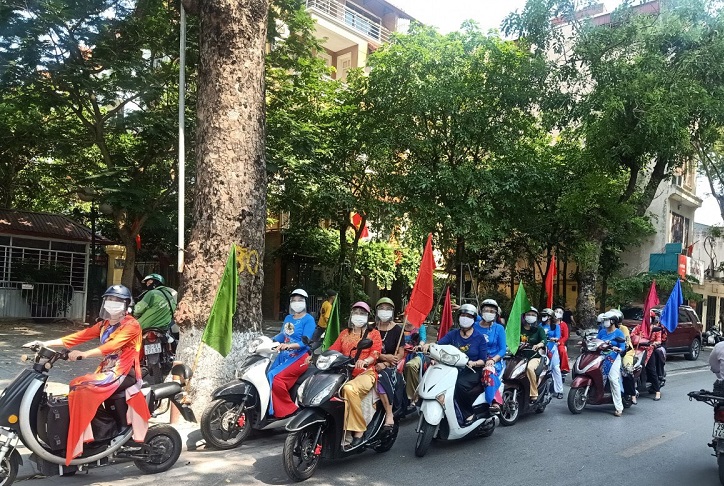 D&ugrave; thời tiết trưa h&egrave; th&aacute;ng 5 nắng n&oacute;ng nhưng chị em c&aacute;n bộ hội vi&ecirc;n vẫn t&iacute;ch cực thực hiện c&ocirc;ng t&aacute;c tuy&ecirc;n truy&ecirc;n theo c&aacute;ch ri&ecirc;ng của m&igrave;nh