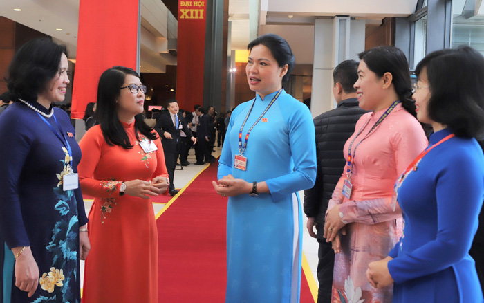 Chủ tịch Hội LHPNVN H&agrave; Thị Nga (giữa) trao đổi với c&aacute;c nữ đại biểu b&ecirc;n lề Đại hội Đảng lần thứ XIII. Ảnh: D.H