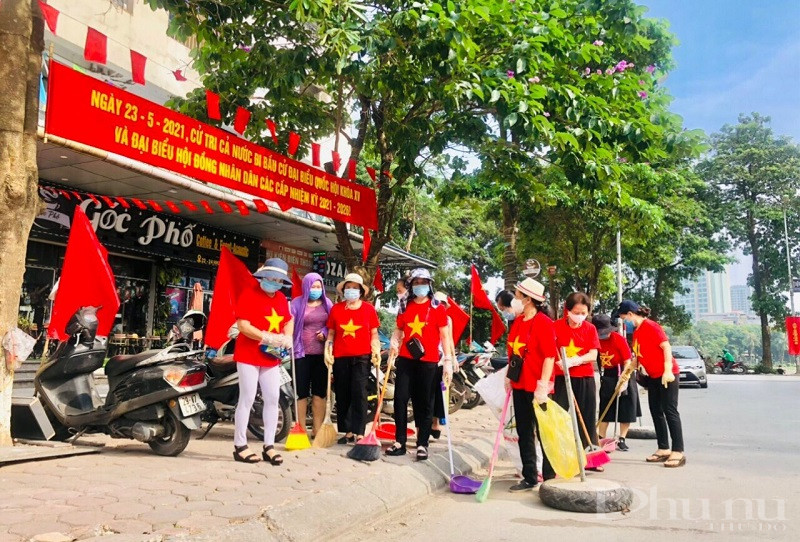 Cán bộ hội viên phụ nữ mặc đồng phục áo cờ đỏ, sao vàng, thể hiện khí thế, niềm tự hào dân tộc trước thềm sự kiện bầu cử.