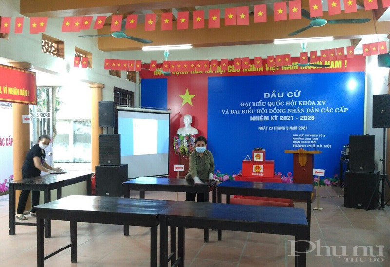 Tại các điểm bỏ phiếu, cán bộ, hội viên phụ nữ cũng tham gia vệ sinh, khử khuẩn bàn bỏ phiếu, góp phần đảm bảo công tác phòng, chống dịch Covid-19.