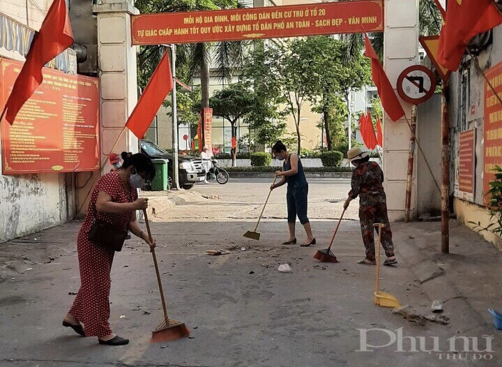 Nhờ có bàn tay phụ nữ, những con đường hướng tới điểm bầu cử đều đảm bảo sạch, đẹp.