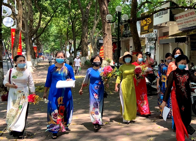 &ldquo;Ch&uacute;ng t&ocirc;i đi cổ động, tuy&ecirc;n truyền về bầu cử v&agrave; ph&ograve;ng, chống dịch tr&ecirc;n c&aacute;c tuyến phố của phường nhiều buổi rồi, nhưng h&ocirc;m nay, đồng loạt c&aacute;c chị em đều mặc &aacute;o d&agrave;i xuống phố, tạo kh&ocirc;ng kh&iacute; ng&agrave;y hội của to&agrave;n d&acirc;n&rdquo;.