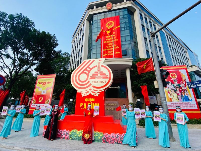 Cán bộ, hội viên phụ nữ phường Liễu Giai mặc áo dài, tuyên truyền công tác bầu cử. Ảnh chụp trước Quận ủy Ba Đình