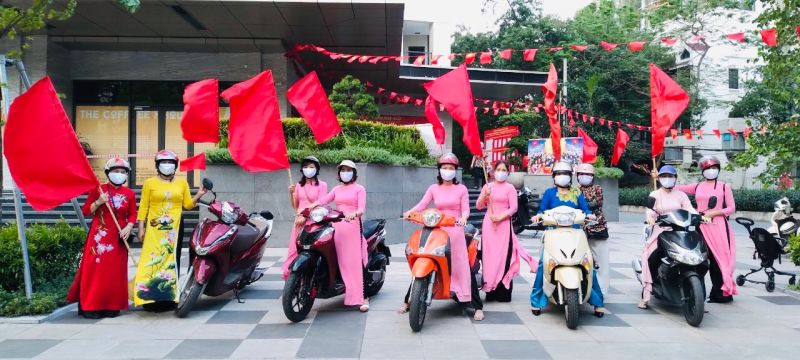 Hội LHPN phường Liễu Giai chia thành nhiều nhóm, tuyên truyền lưu động đến các tuyến phố